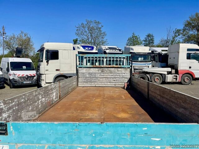 Piattaforma di carico Mercedes-Benz 711 D open truck. 5.10 m long cargo, 3 seats. V...