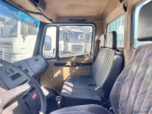 Piattaforma di carico Mercedes-Benz 711 D open truck. 5.10 m long cargo, 3 seats. V...