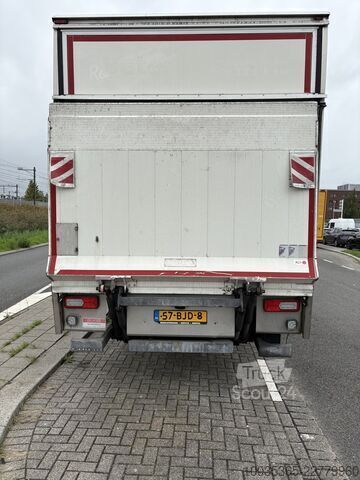 Vrachtwagen met bakwagen DAF LF 210 FA