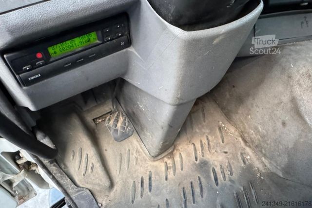 Truck mounted crane RENAULT Premium 320 4x2 Hiab 102-3