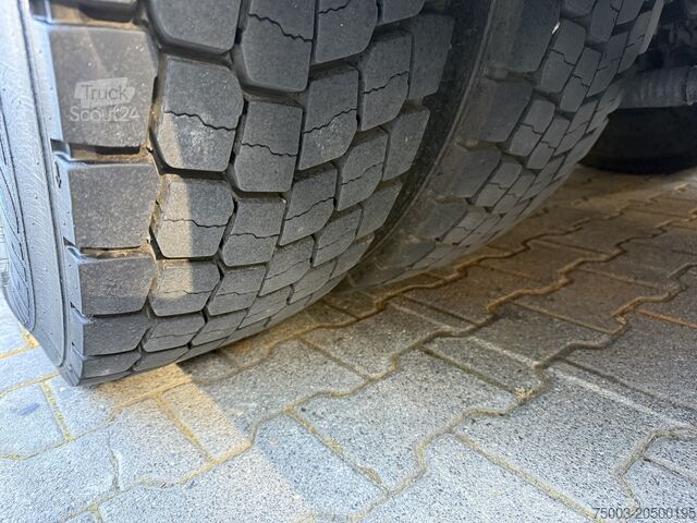 Kravas automašīnai uzstādīts celtnis MAN TGX 26.480 6X2 Hiab 422 Bj 2017 bis 30 Meter