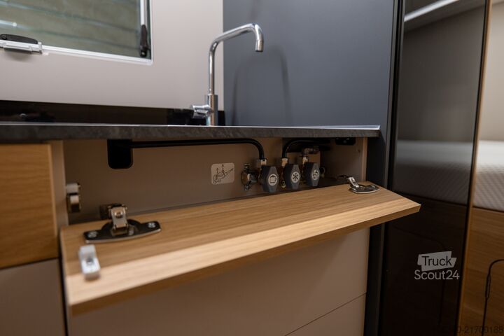 ADRIA CORAL XL AXESS 600 DP - SPEED EDITION MANSARDATO GEBRAUCHT ADRIA CORAL XL AXESS 600 DP - SPEED EDITION