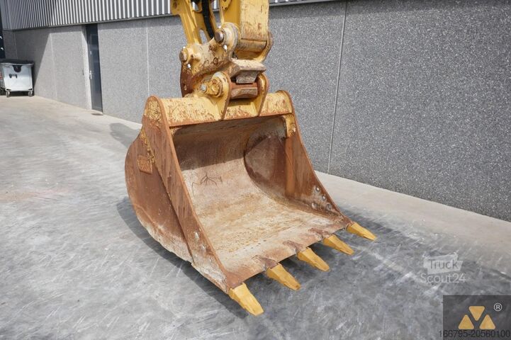 Excavator pe șenile Caterpillar 320