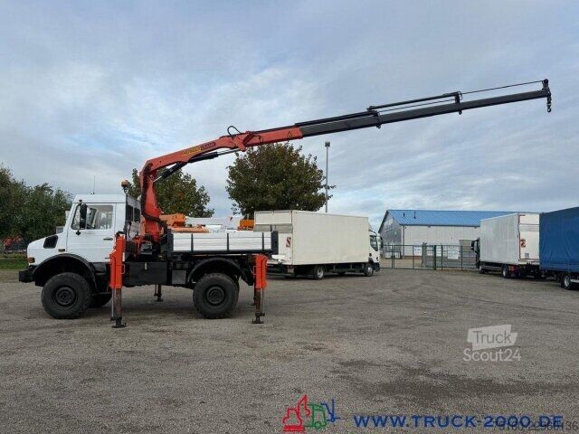 Lastebil med plan Unimog U4000 4x4 Palfinger Kran PK10501 Hakenhöhe 11,5M