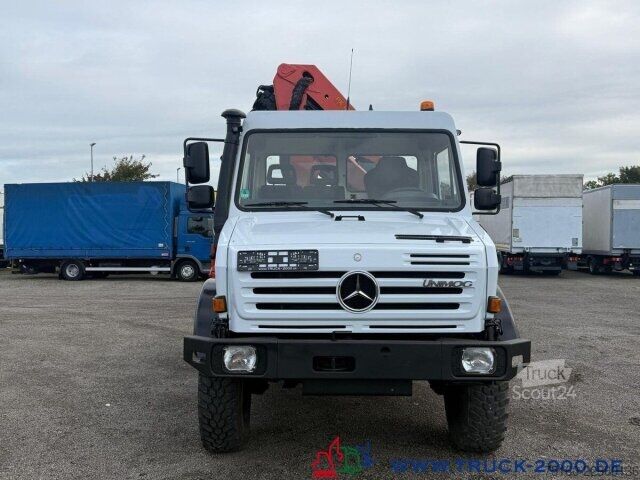 Lastebil med plan Unimog U4000 4x4 Palfinger Kran PK10501 Hakenhöhe 11,5M