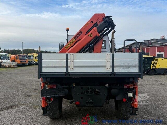 Lastebil med plan Unimog U4000 4x4 Palfinger Kran PK10501 Hakenhöhe 11,5M