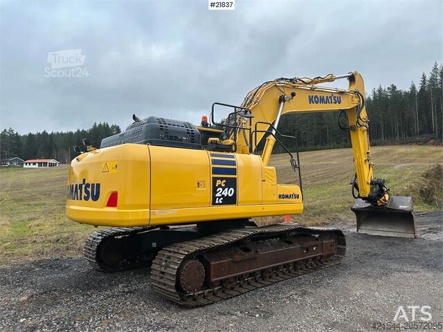 Grävmaskin med larvband Komatsu PC240LC-11E0 crawler excavator with Rototilt and g