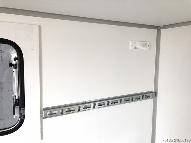 κλειστό ρυμουλκούμενο Blyss F1330HD Rampe Tür 2 Fenster Kofferanhänger