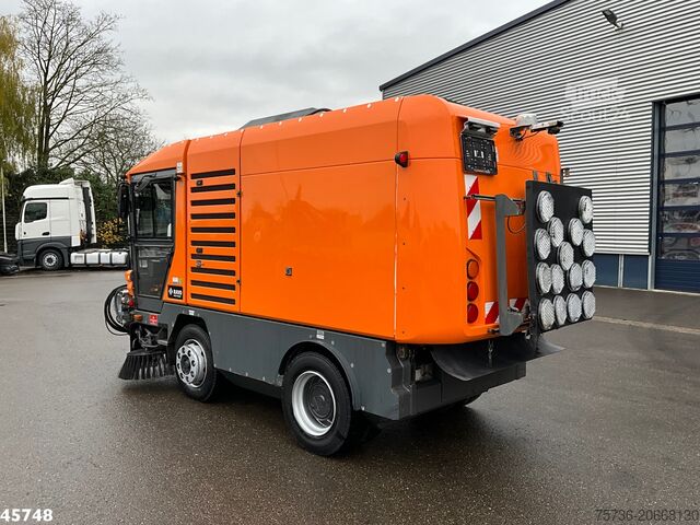 Veegmachine Ravo 580 with 3-rd brush