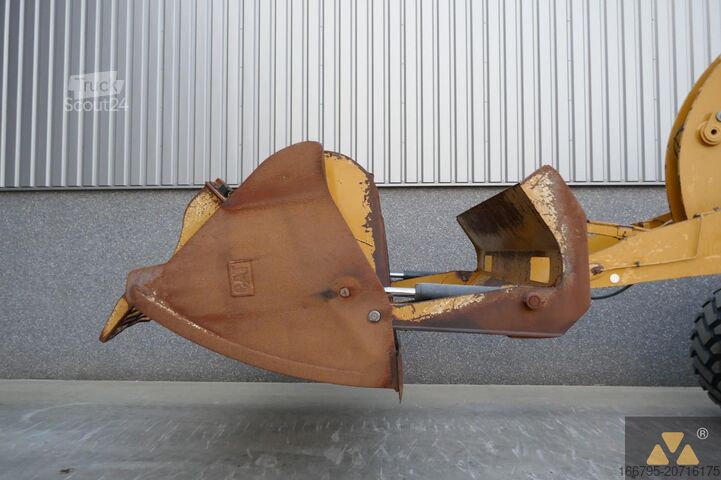 Riteņu iekrāvēji Caterpillar 930M