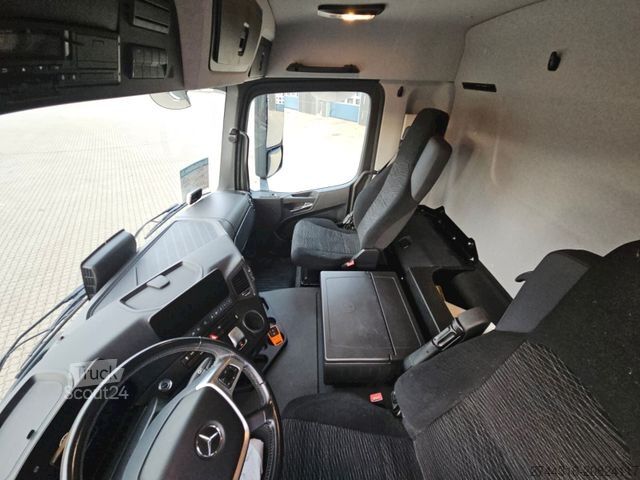 Camion cu platformă și prelată MERCEDES-BENZ Actros 1845