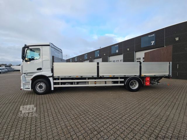 Camion cu platformă și prelată MERCEDES-BENZ Actros 1845