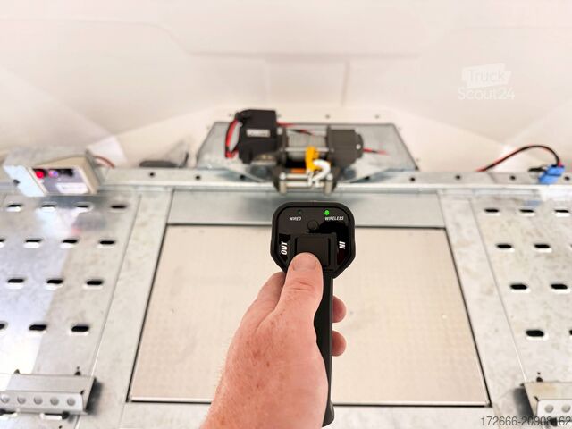 Furgon samochodowy do przewozu aut Brian James Trailer RACE SPORT 341-5521-35-2-12-W 550X210X196CM 3500KG GESCHLOSSENER AUTOTRAILER | WEISS