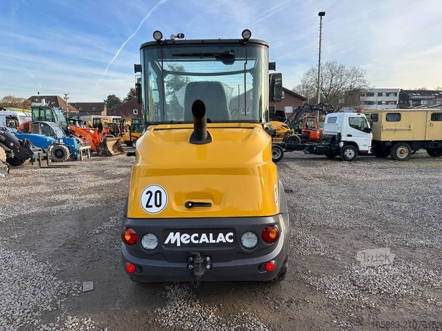 Încărcător pe roți MECALAC AX 700