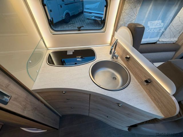 Polointegrovaný karavan EURAMOBIL Profila 720 EB AHK Sat-Anlage Markise