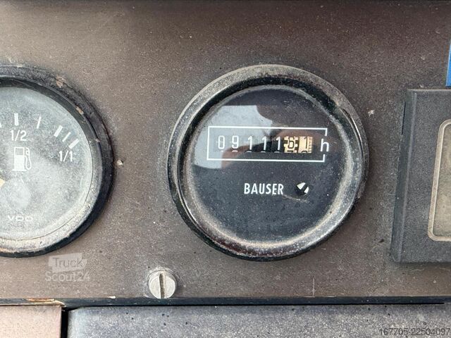 Pyörillä varustettu asfalttilevittäjä Dynapac F121-6W