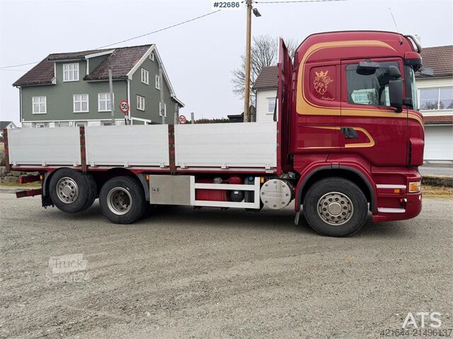 Platformos priekaba Scania R560 6x2 flatbed truck with setup for a rear-mount