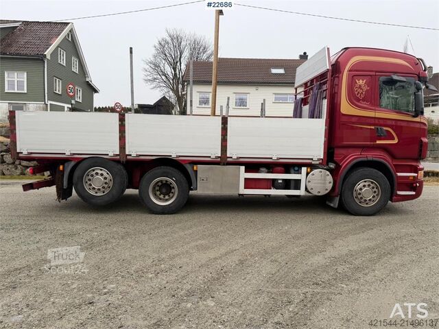 Platformos priekaba Scania R560 6x2 flatbed truck with setup for a rear-mount