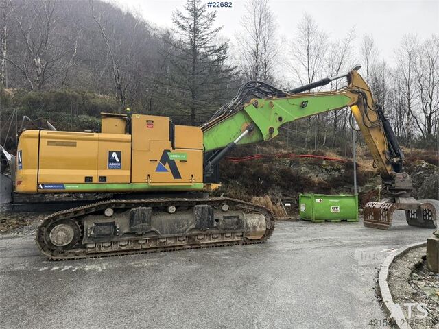 Long reach excavator CAT 340 UHD Hybrid