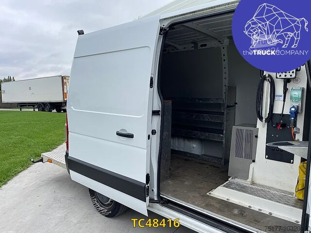 Renault Master 130.35 L2H2 com plataforma elevatória Renault Master 130.35 l2h2 nacelle