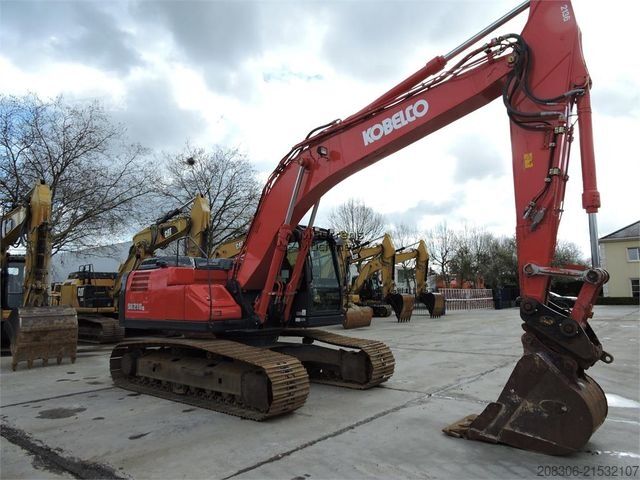 Excavatrice à chaînes KOBELCO SK210