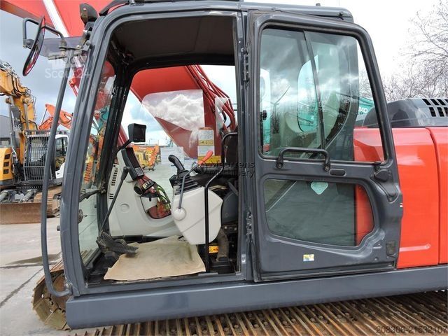 Excavatrice à chaînes KOBELCO SK210