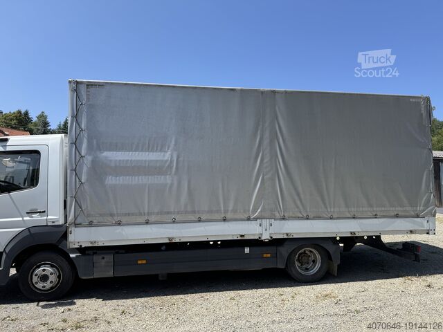 Ciężarówka z płaską platformą i plandeką Mercedes-Benz Atego 816