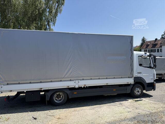 Ciężarówka z płaską platformą i plandeką Mercedes-Benz Atego 816