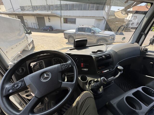 Ciężarówka z płaską platformą i plandeką Mercedes-Benz Atego 816