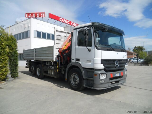 Camion cu macara și benă basculantă trilaterală Mercedes-Benz Actros 2548