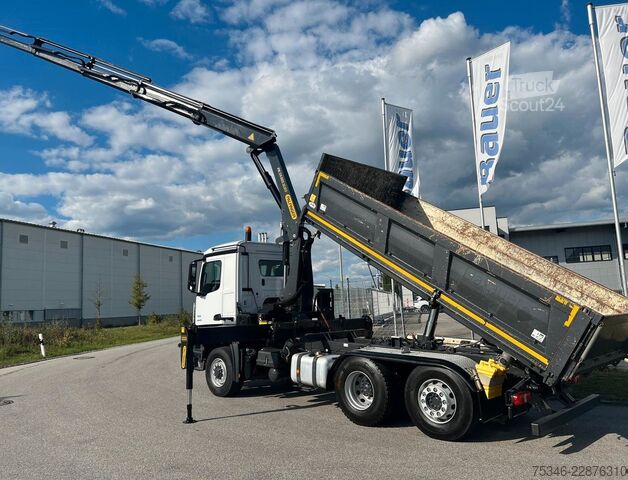 Pašizgāzējs kravas automašīna MERCEDES-BENZ Arocs 2545 Kipper/Kran/6x4-4/Lenkachse/128 tkm