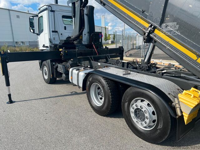 Pašizgāzējs kravas automašīna MERCEDES-BENZ Arocs 2545 Kipper/Kran/6x4-4/Lenkachse/128 tkm