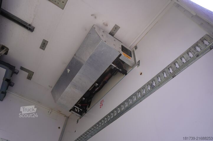 Kühlwagen Renault D12 / Lamberet refrigerated truck / lift