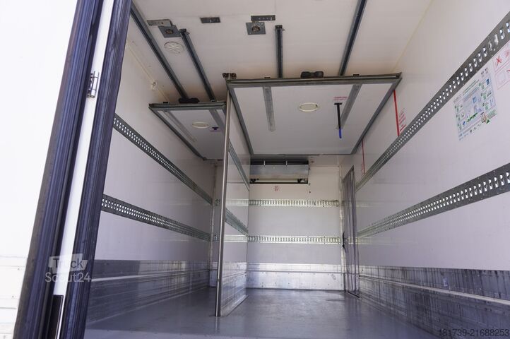 Kühlwagen Renault D12 / Lamberet refrigerated truck / lift