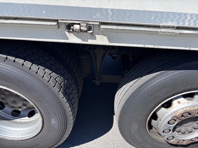 Autocarro per bevande MERCEDES-BENZ Actros 5 mit Schwenwandkoffer und Ladebordwand
