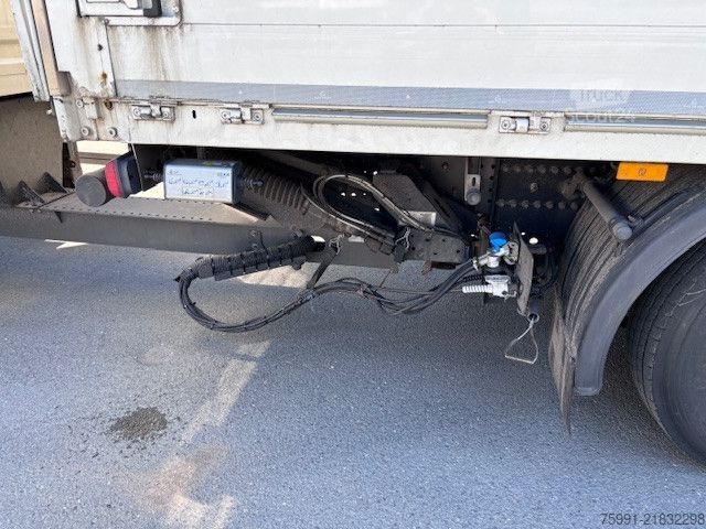 Autocarro per bevande MERCEDES-BENZ Actros 5 mit Schwenwandkoffer und Ladebordwand