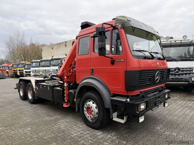 Kravas automašīnai uzstādīts celtnis Mercedes-Benz SK 2538 6X4 Haken Kran/ Oldtimer/ Feuerwehr