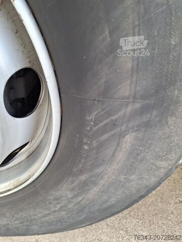 Vrachtwagen met laadplatform en zeilvrachtwagen met laadplatform en zeil RENAULT D26 WIDE 380 - 6X2 - E6 - RETARDER