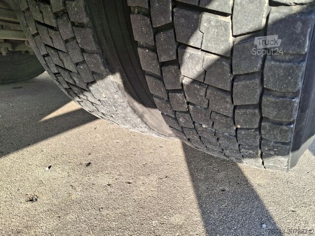 Vrachtwagen met laadplatform en zeilvrachtwagen met laadplatform en zeil RENAULT D26 WIDE 380 - 6X2 - E6 - RETARDER