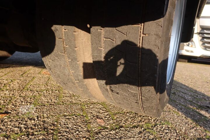 Bavul Mercedes-Benz Atego 818 L  bak + klep grijs metallic   € 14.6...