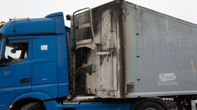 Semirreboque com piso móvel KNAPEN K100 Schubboden Walkingfloor Brandschaden