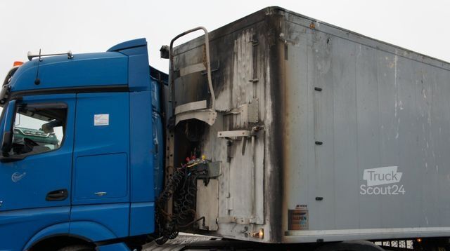 Semirreboque com piso móvel KNAPEN K100 Schubboden Walkingfloor Brandschaden