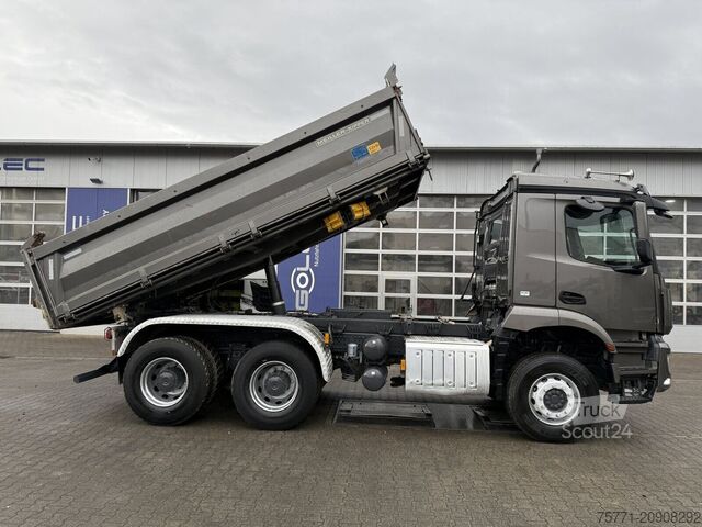 Basculantă Mercedes-Benz AROCS 2646 6x4 EURO6 WYWROTKA TRÓJSTRONNA Z BOR...