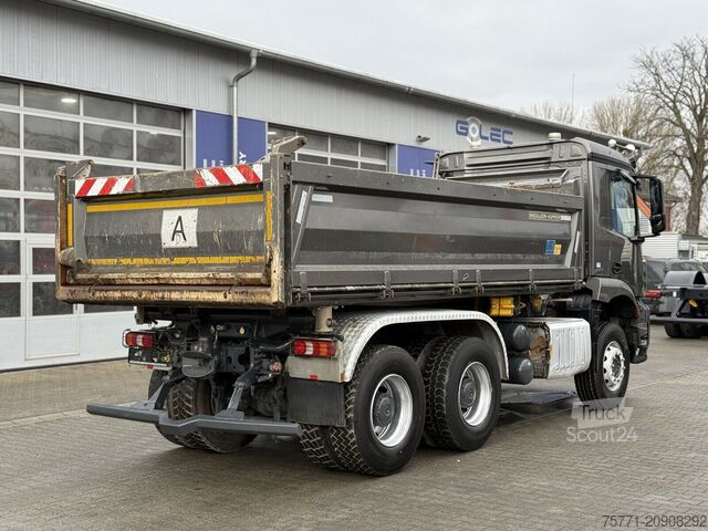 Basculantă Mercedes-Benz AROCS 2646 6x4 EURO6 WYWROTKA TRÓJSTRONNA Z BOR...