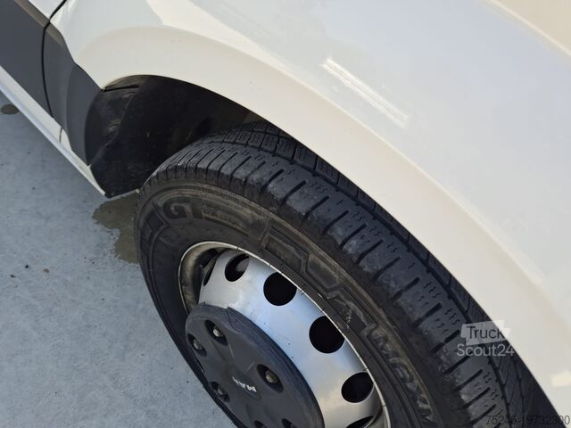 Furgoneta con lona corredera MAN TGE 3.180