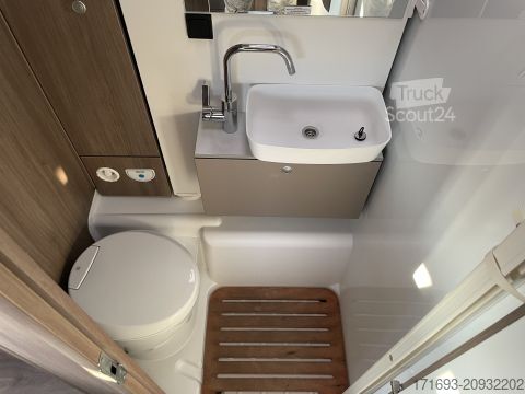 Karavāna/kempers Carado I 338 pro+