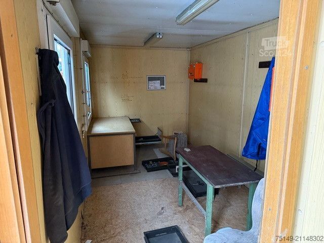 Kamion s kipom s pomičnim kontejnerom  Abroll-Bürocontainer mit Eingangstür