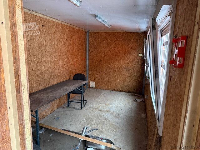 Kamion s kipom s pomičnim kontejnerom  Abroll-Bürocontainer mit Eingangstür