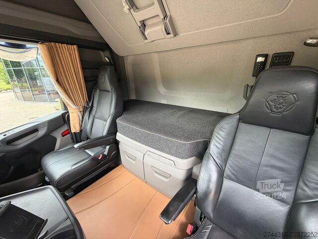 Vakio vetoauto SCANIA R560 6X2-2