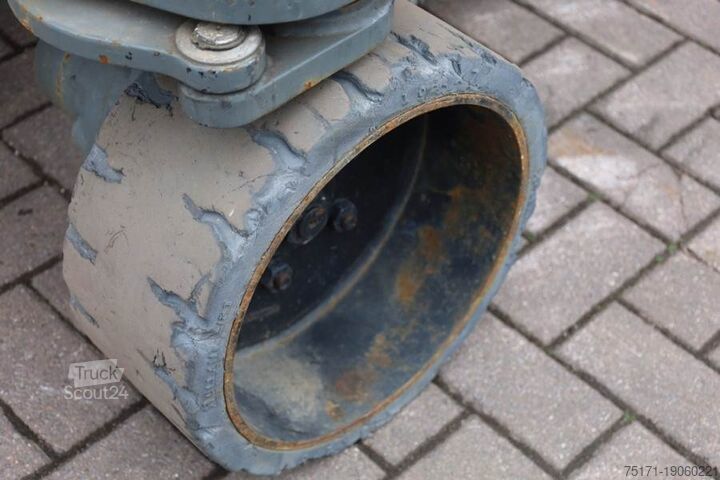 Ножичний підйомник Holland Lift Ecostar HL-11816 Electric, 14m Working Height, 300